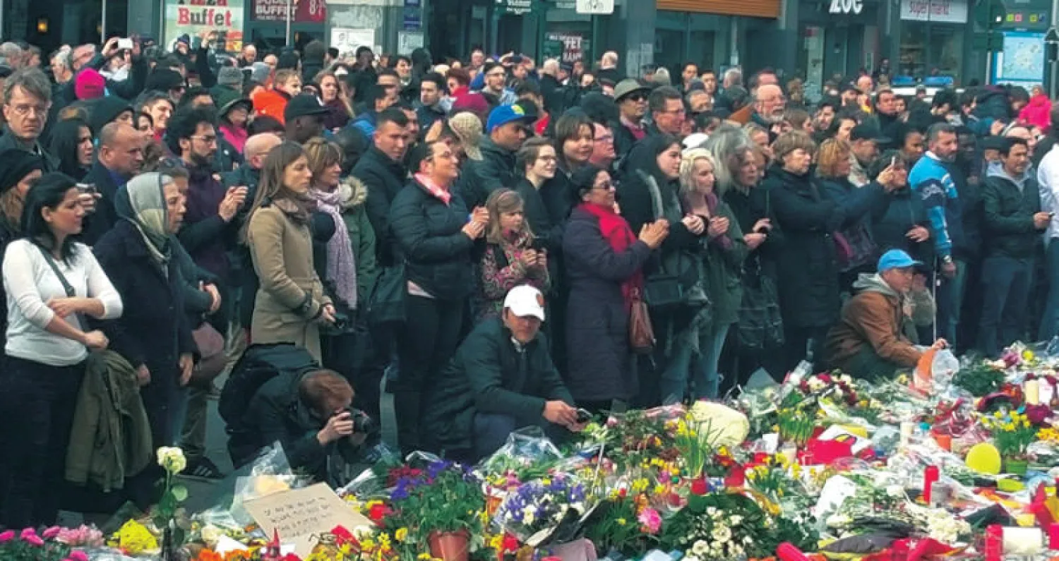 أشخاص من جنسيات مختلفة شاركوا في تأبين ضحايا تفجيرات بروكسل ({الشرق الأوسط})