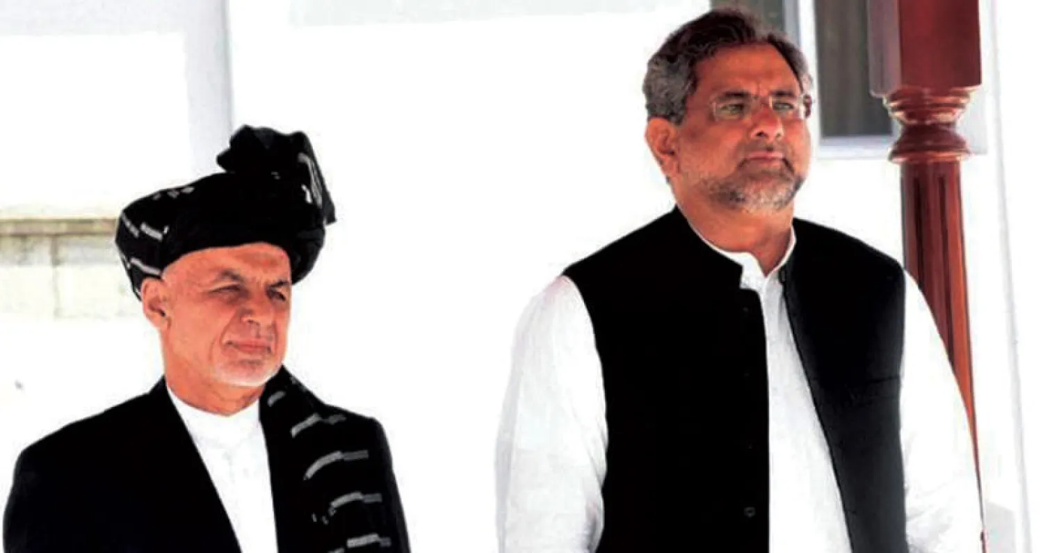 رئيس الوزراء الباكستاني شهيد خاقان عباسي (يمين) لدى استقباله في العاصمة الأفغانية كابل («الشرق الأوسط»)