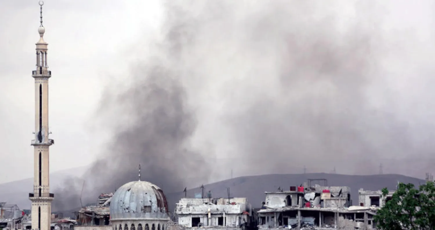 دخان يتصاعد من غوطة دمشق أمس (أ.ف.ب)