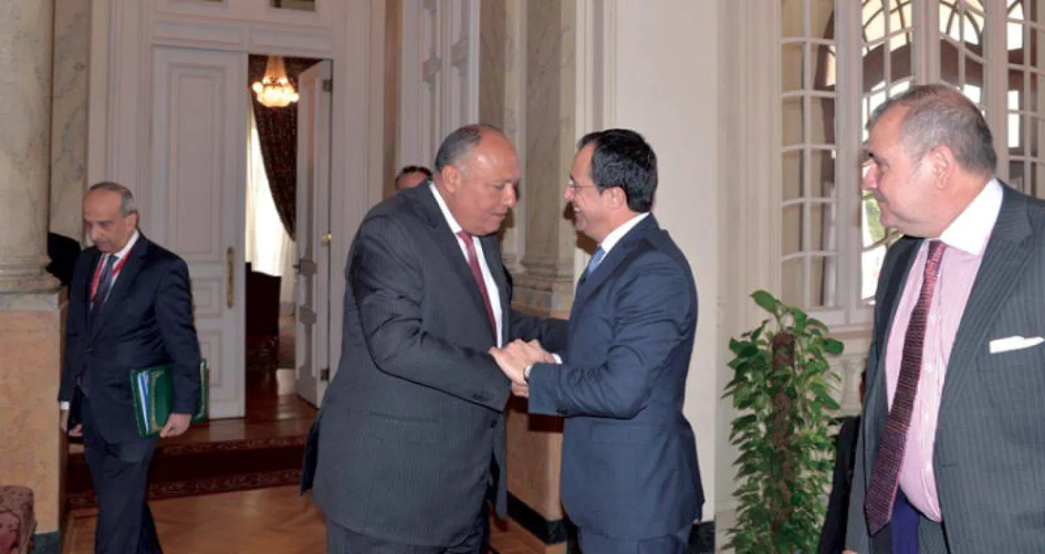 وزير الخارجية المصري سامح شكري لدى استقباله نظيره القبرصي نيكوس خريستودوليديس في القاهرة أمس («الشرق الأوسط»)
