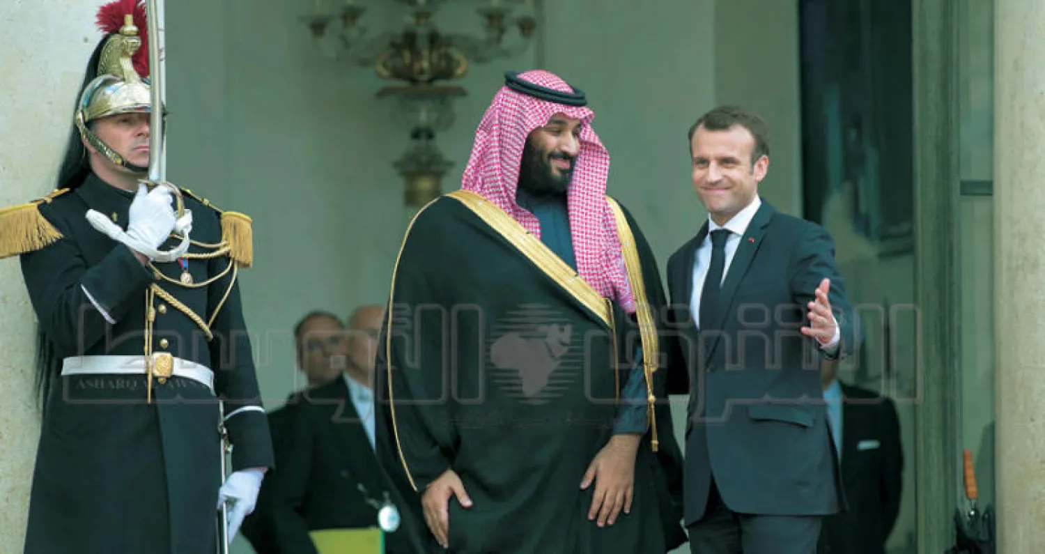 الرئيس الفرنسي مستقبلاً ضيفه ولي العهد السعودي أمام البوابة الرئيسية لقصر الاليزيه أمس (تصوير: بندر الجلعود)