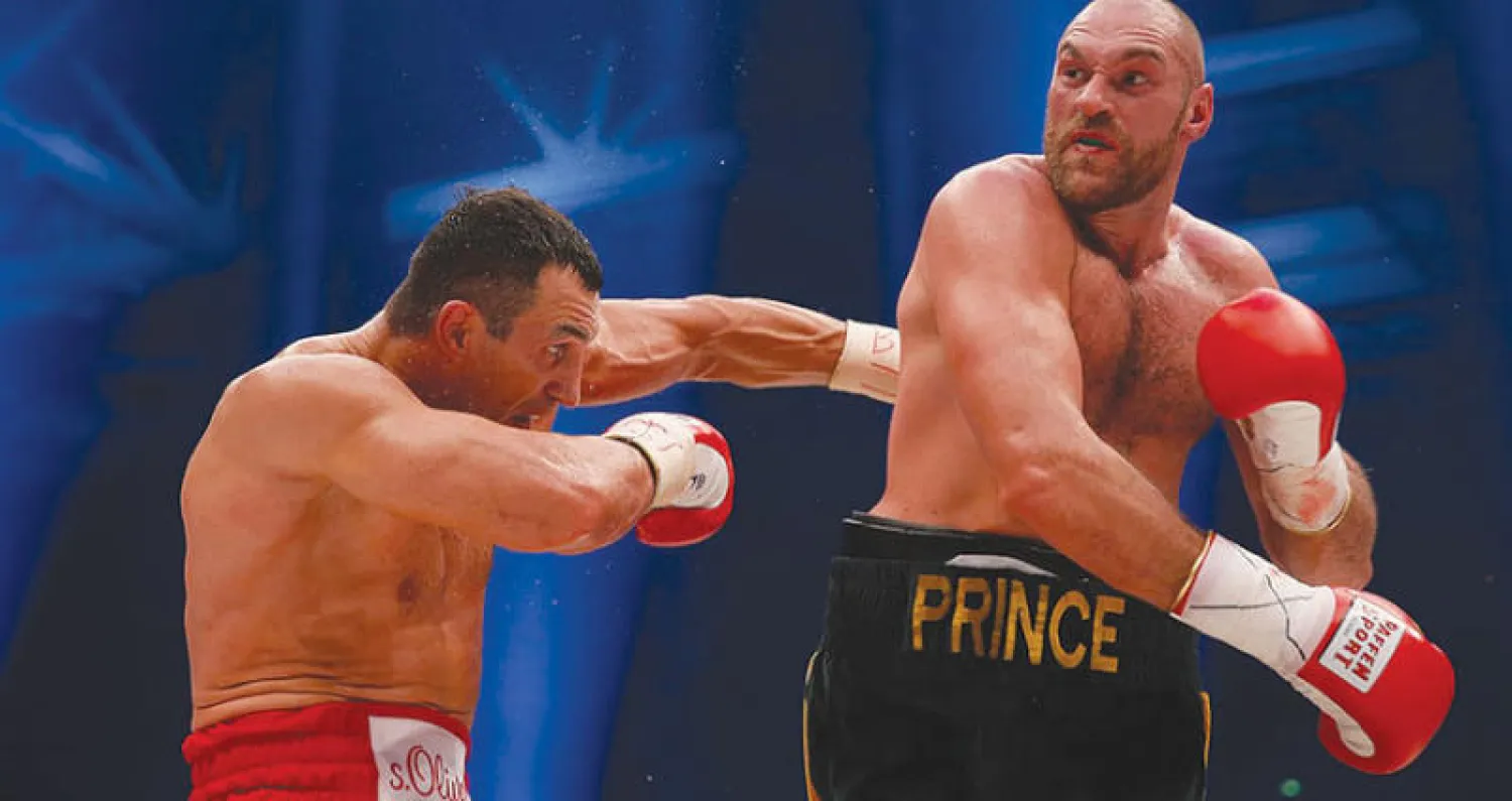 تايسون فيوري يوجه ضربة يمينية إلى فلاديمير كليتشكو خلال مواجهتهما عام 2015