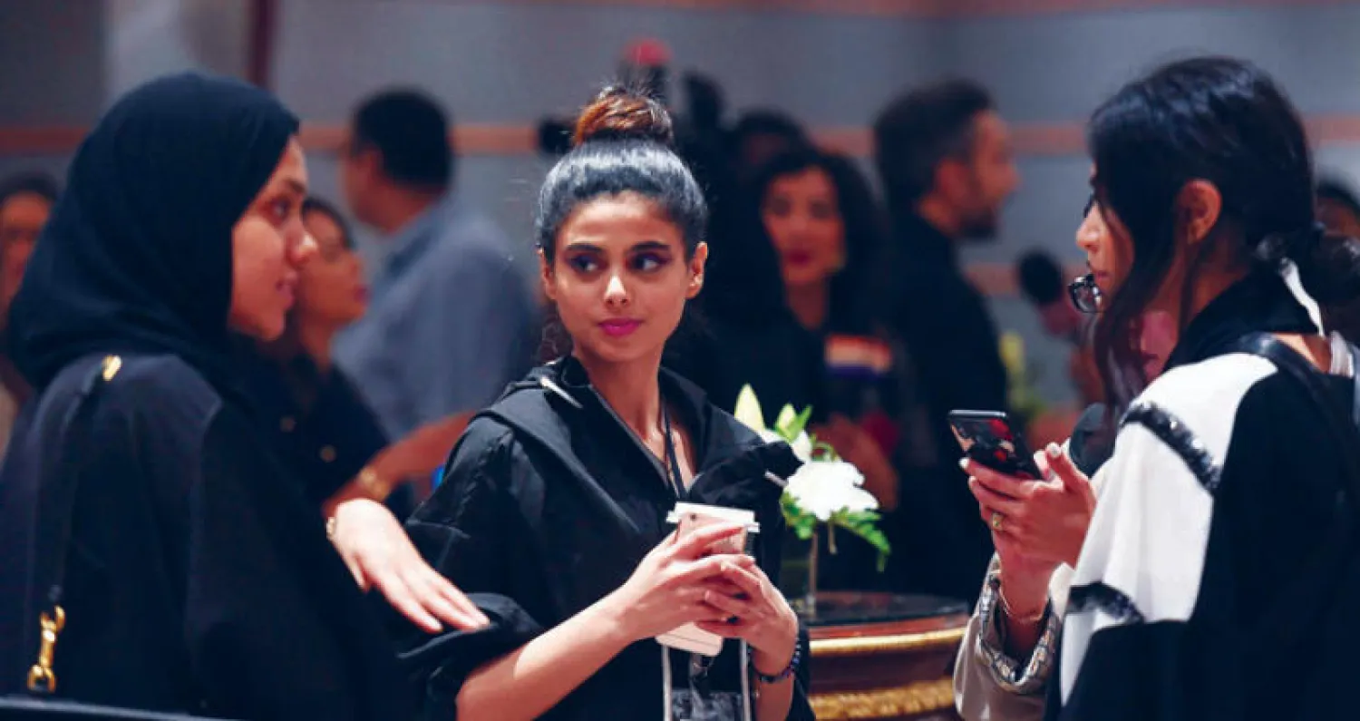 بعض من الحضور أثناء حفل افتتاح {أسبوع الموضة} (أ.ف.ب)