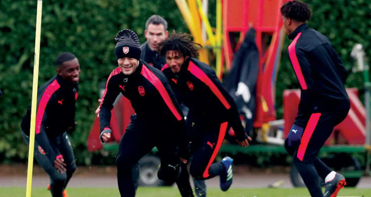 لاعبو آرسنال متحفزون لتخطي سسكا موسكو والوصول لقبل النهائي (رويترز)