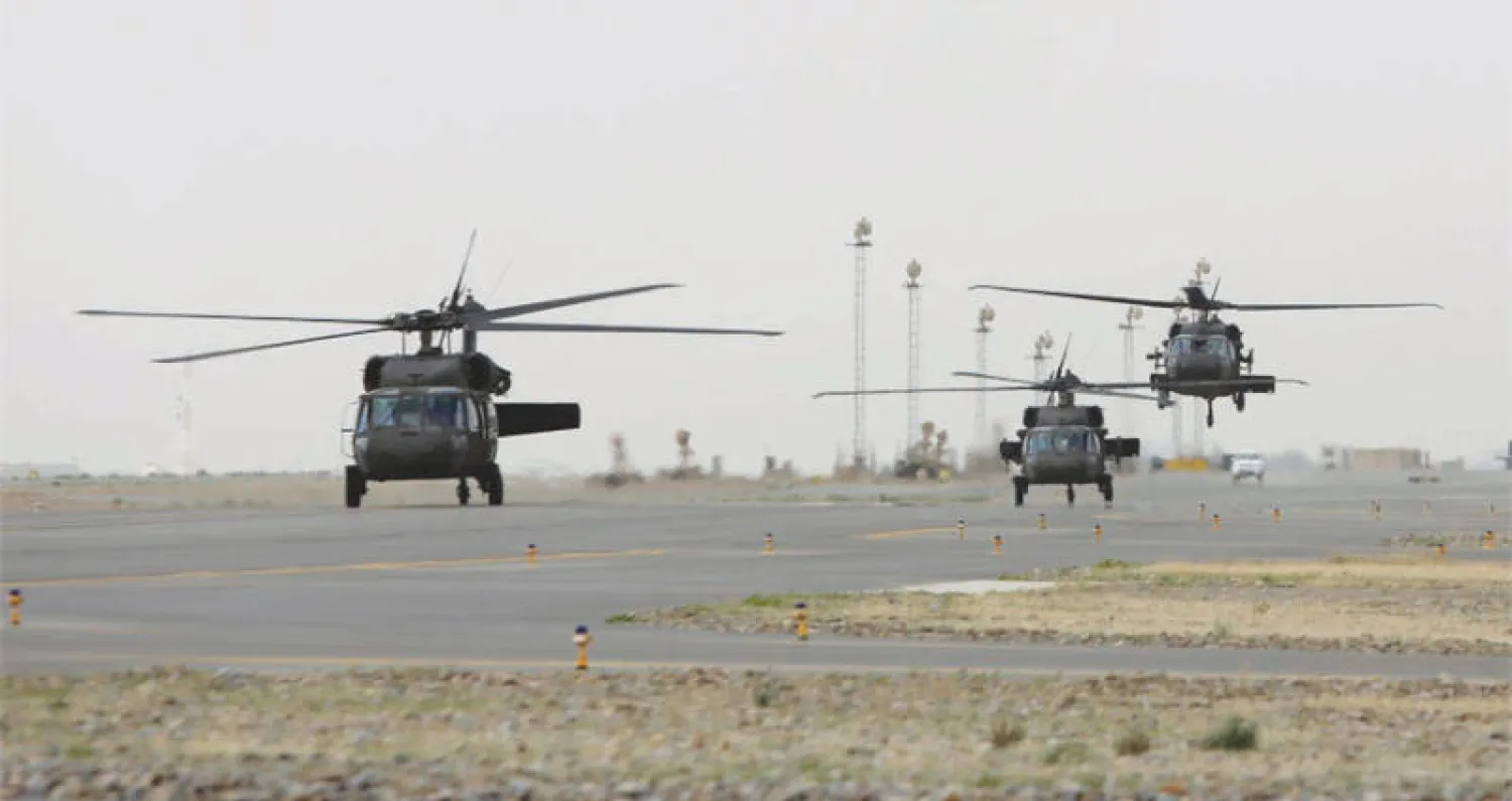 مروحيات «بلاك هوك» تنقل مستشارين أميركيين ومتدربين من سلاح الجو الأفغاني بعيد إقلاعها من مطار قندهار بجنوب أفغانستان في 19 مارس الماضي (أ.ب)