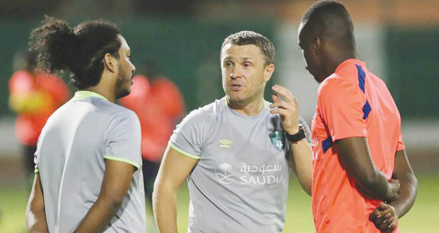 ريبروف مع مساعديه في تدريبات الأهلي الأخيرة («الشرق الأوسط»)