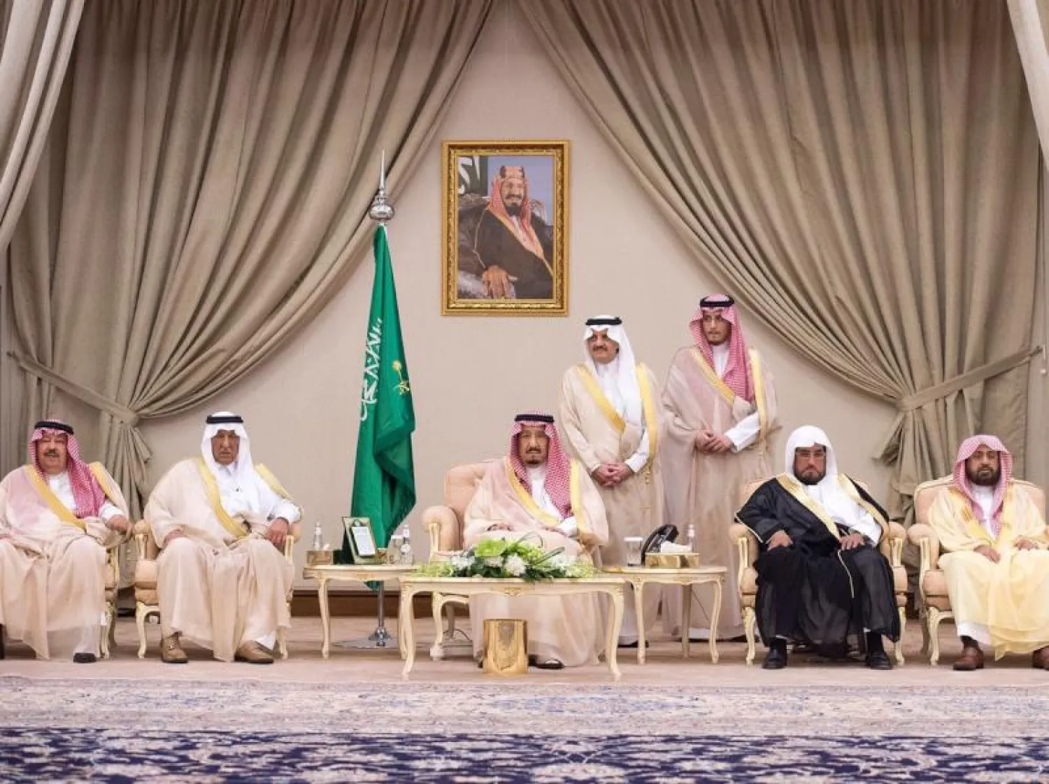 خادم الحرمين خلال الاستقبال (واس)