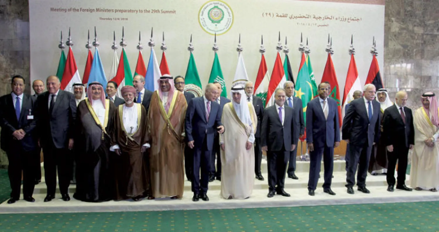 وزراء الخارجية العرب في صورة تذكارية بعد اجتماعهم في الرياض أمس (إ.ب.أ)