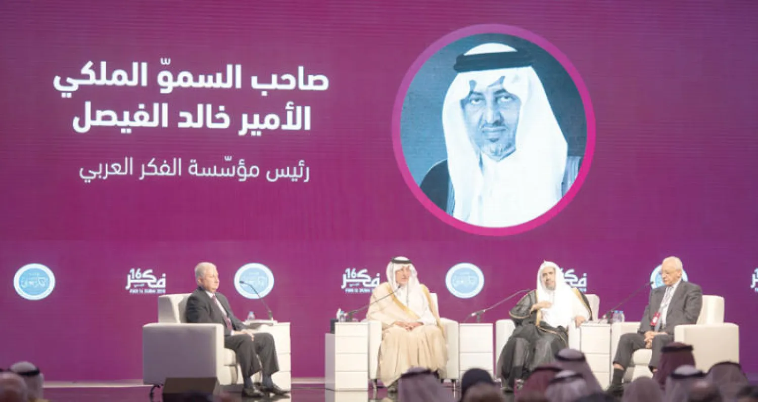 الأمير خالد الفيصل خلال الجلسة بمشاركة محمد العيسى وعلي الدين دسوقي وهنري العَويط الذي أدار الجلسة («الشرق الأوسط»)