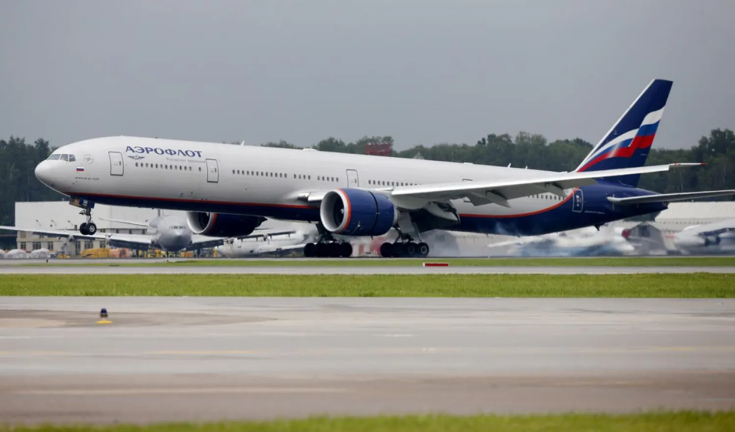  An Aeroflot Boeing 777-300ER aircraft lands on a runway at Sheremetyevo International Airport outside Moscow, Russia, July 7, 2015. REUTERS/Maxim Shemetov/File Photo
