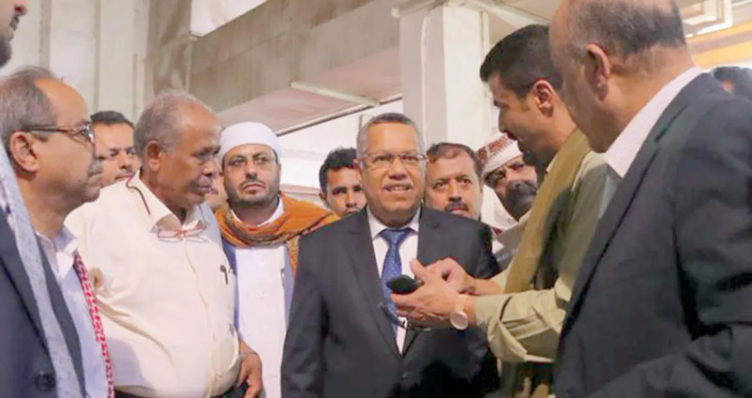 رئيس الوزراء اليمني بن دغر لدى تفقده مشروعاً كهربائياً في عدن أمس (سبأ)