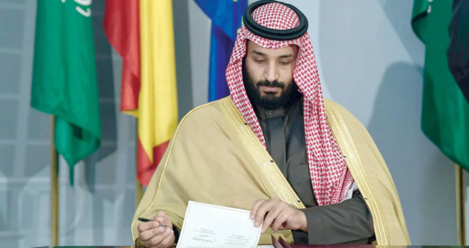 الأمير محمد بن سلمان خلال توقيع اتفاقات أُبرمت على هامش زيارته لمدريد أول من أمس (أ.ف.ب)