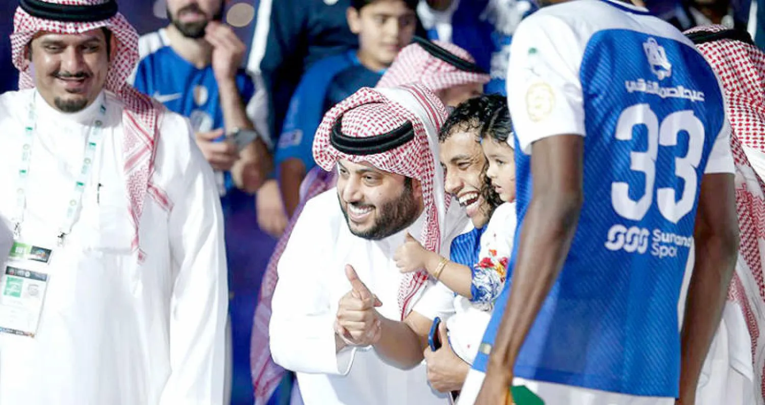 آل الشيخ يداعب الشلهوب خلال مراسم التتويج بلقب الدوري (تصوير: بدر الحمد)