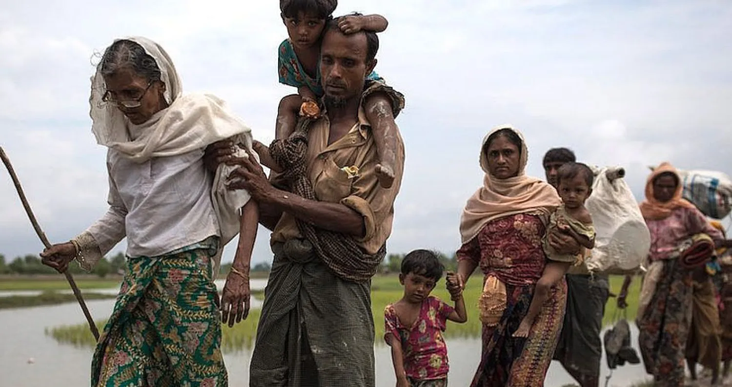 صورة أرشيفية لمجموعة من الروهينغا أثناء نزوحهم من قريتهم في ميانمار