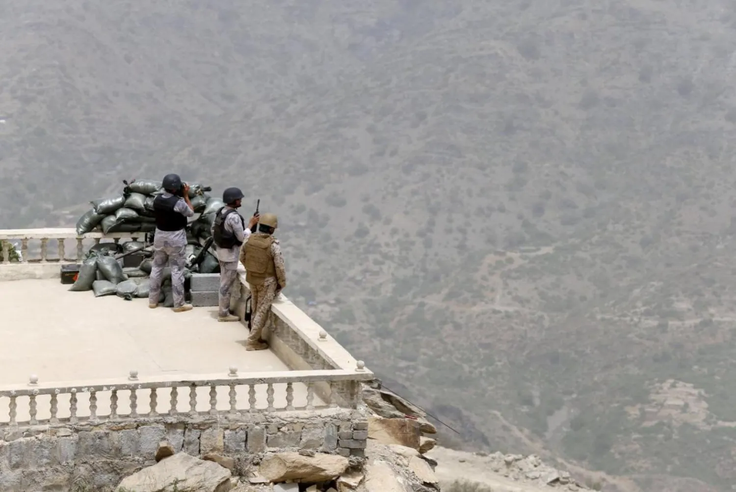 Saudi soldiers take their position at Saudi Arabia's border with Yemen. (Reuters)