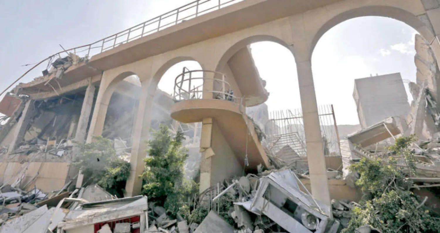 دمار في مركز البحوث في برزة في دمشق أمس (أ ف ب)