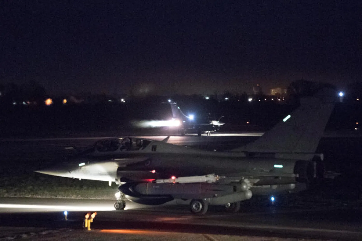 الطائرات المقاتلة الفرنسية «رافال» خلال استعدادها للاقلاع من قاعدة سانت ديزييه العسكرية شرق فرنسا (رويترز)