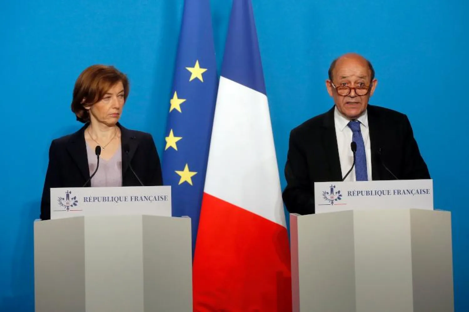 وزير الخارجية الفرنسي جان إيف لو دريان ووزيرة الدفاع الفرنسية فلورنس بارلي يدليان بالبيان المشترك (أ.ف.ب)