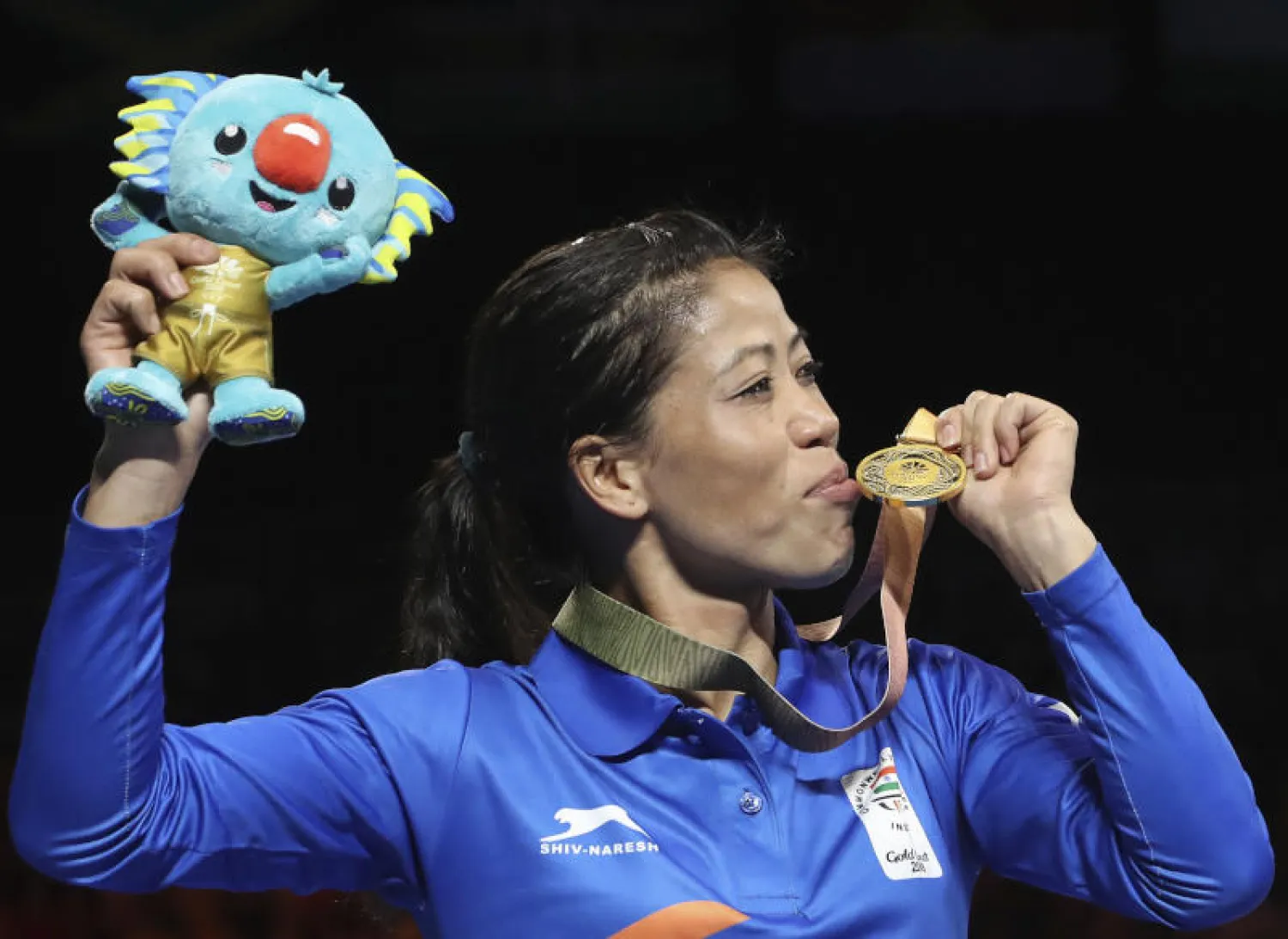 النائبة الهندية ماري كوم بعد فوزها بالميدالية الذهبية ضمن منافسات دورة ألعاب الكومنولث (أ.ب)