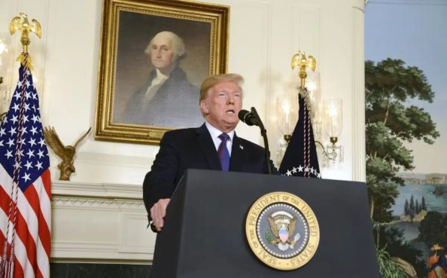 الرئيس الأميركي خلال إعلانه انطلاق العملية العسكرية في سوريا (إ.ب.أ)