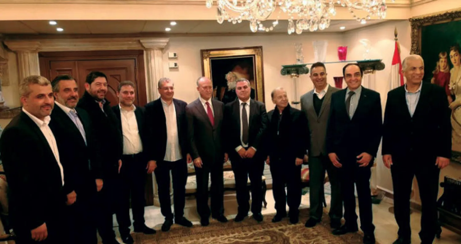 ريفي مع أعضاء لائحة «لبنان السيادة» نهاية الشهر الماضي(«الشرق الأوسط»)