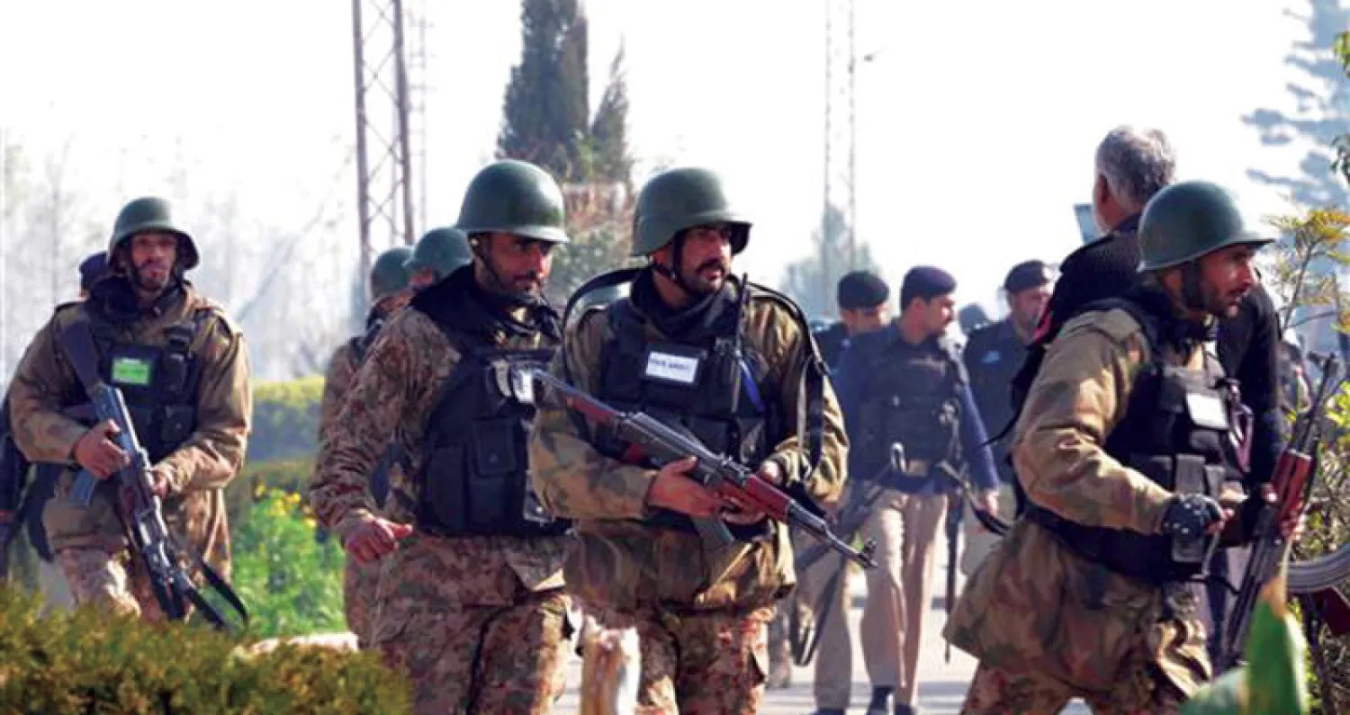 جنود من فرقة مكافحة الإرهاب الباكستانية خلال مداهمات في بيشاور («الشرق الأوسط»)