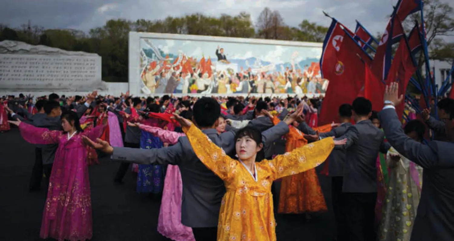 كوريون شماليون يحتفلون بذكرى مولد كيم إيل سونغ أمس (أ.ف.ب)