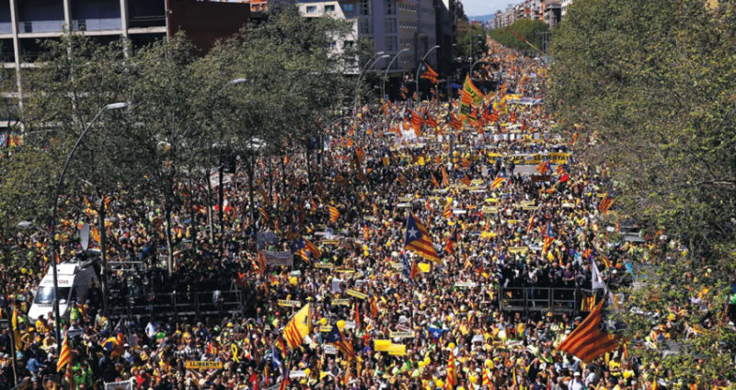 جانب من المظاهرات ضد اعتقال سياسيين كاتالونيين في برشلونة أمس (إ.ب.أ)