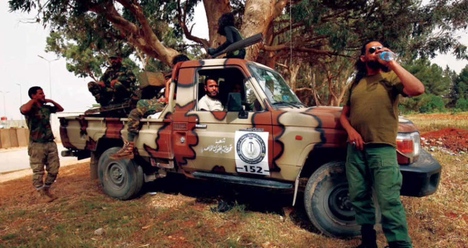 قوات ليبية موالية لحفتر تستعد لاقتحام درنة أول من أمس (أ.ف.ب)