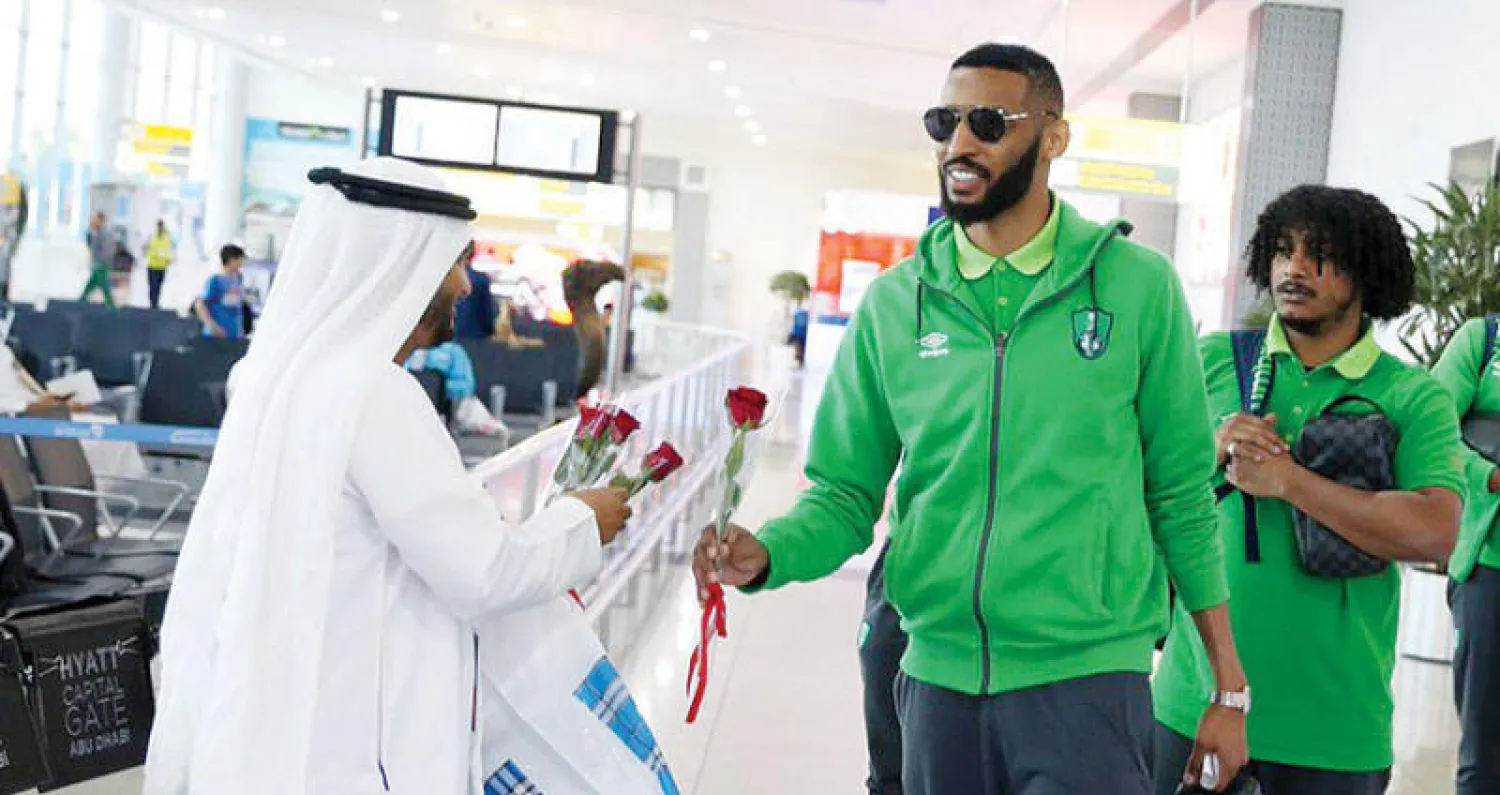 لاعبو الأهلي لدى وصولهم إلى أبوظبي («الشرق الأوسط»)