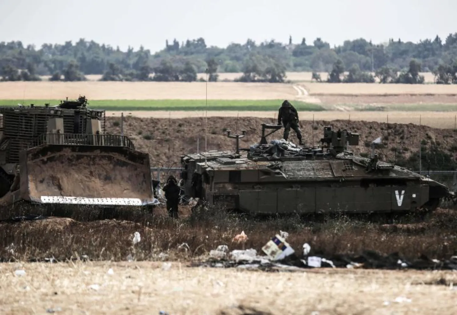 آليات إسرائيلية على الحدود مع غزة (أ.ف.ب)