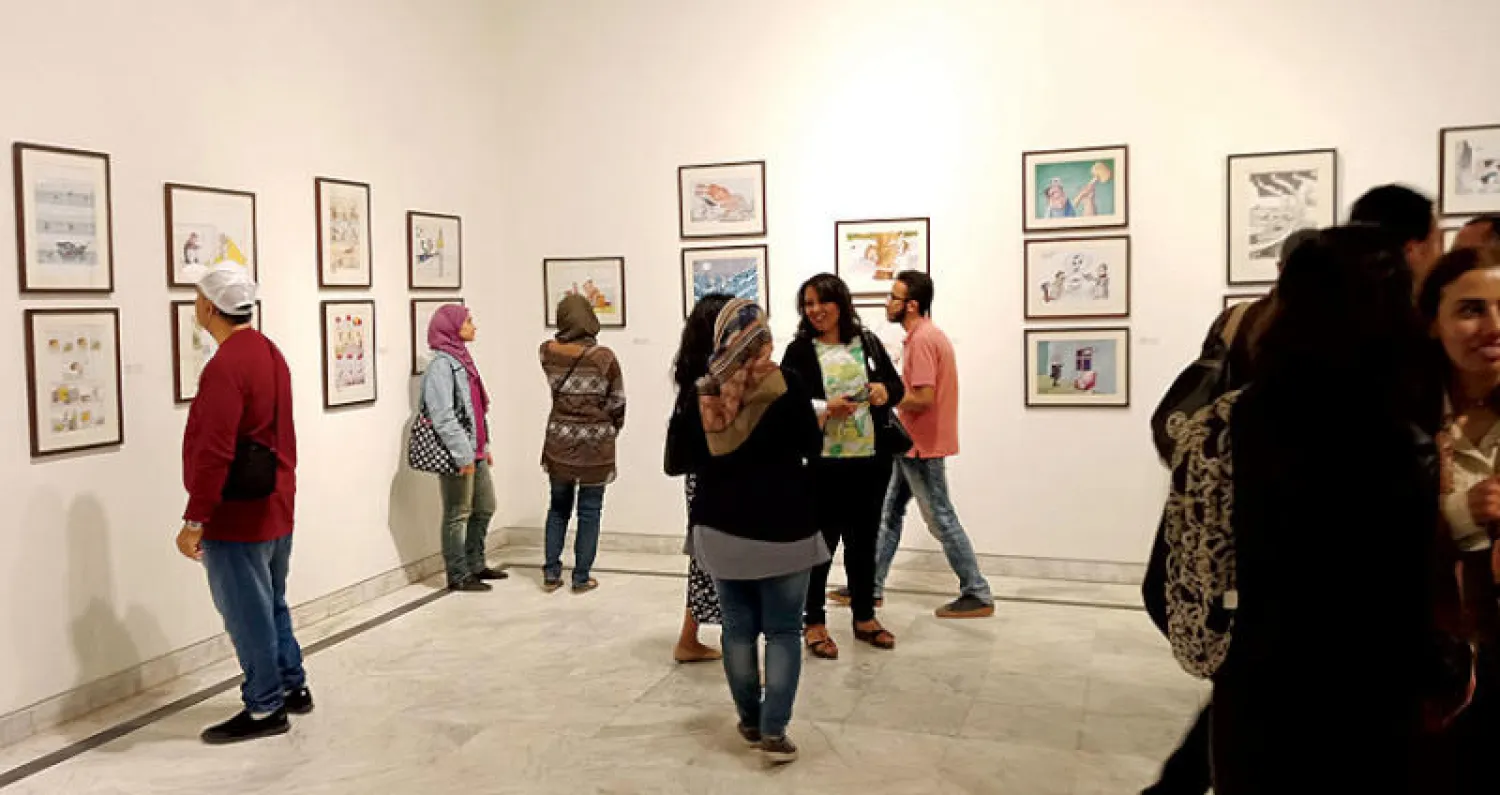 الجمهور يتابع اللوحات عن كثب بعد الافتتاح في قصر الفنون