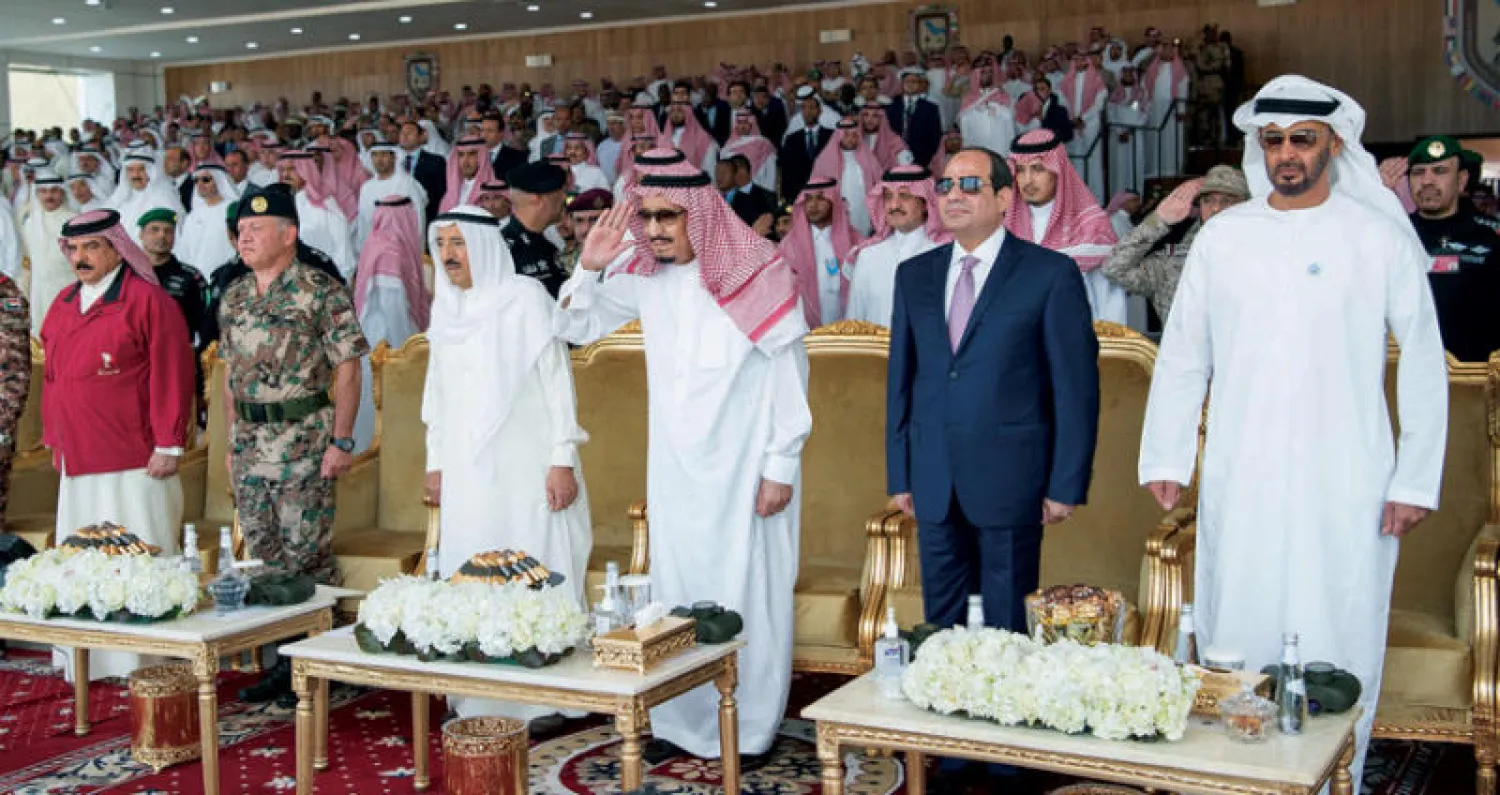 الملك سلمان يحيي طابور العرض وإلى جانبه الشيخ صباح الأحمد والرئيس عبد الفتاح السيسي والملك عبد الله الثاني والملك حمد بن عيسى والشيخ محمد بن زايد