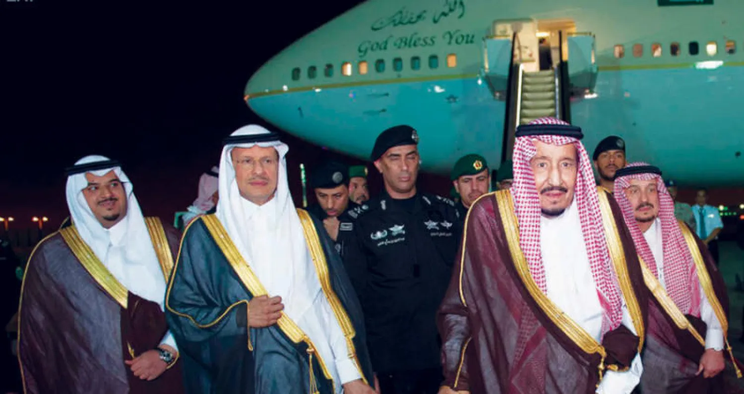الملك سلمان لدى وصوله إلى الرياض ويبدو الأمير فيصل بن بندر أمير الرياضوالأمير عبد العزيز بن سلمان نائب وزير الطاقة والأمير محمد بن عبد الرحمن نائب أمير الرياض (واس)