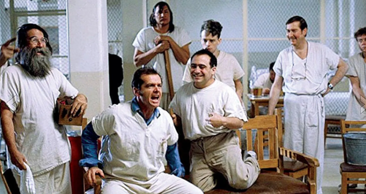 جاك نيكولسون وسط رفاقه في «وطار فوق عش الوقواق»