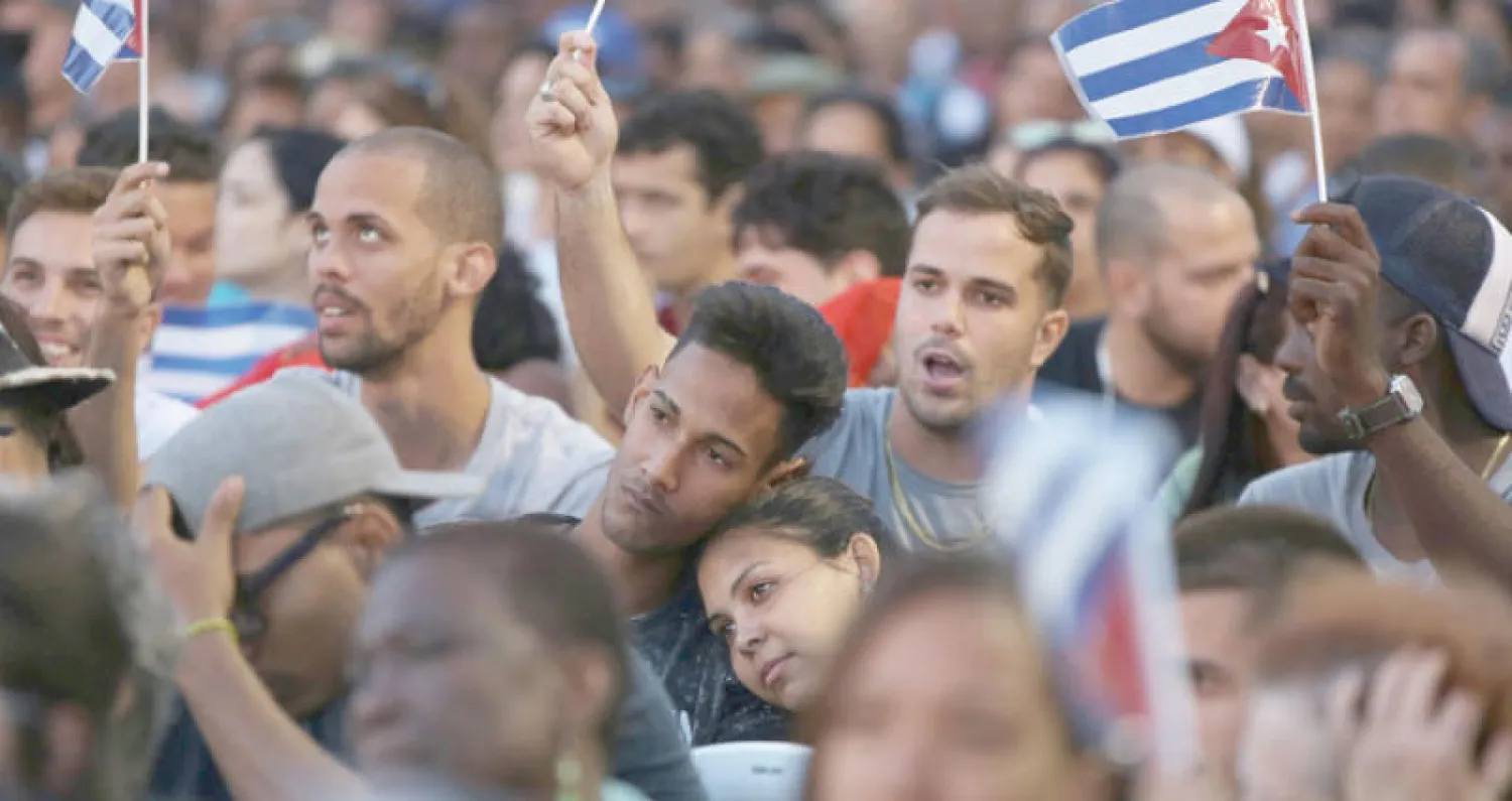 طلبة يحيون الذكرى الـ57 لـ«الثورة الكوبية» في هافانا أمس (رويترز)