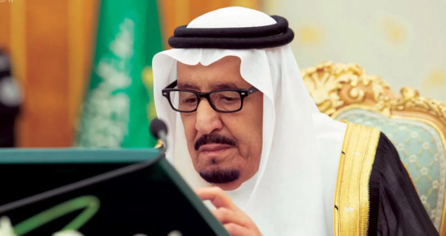 خادم الحرمين الشريفين مترئساً جلسة مجلس الوزراء في الرياض أمس (واس)