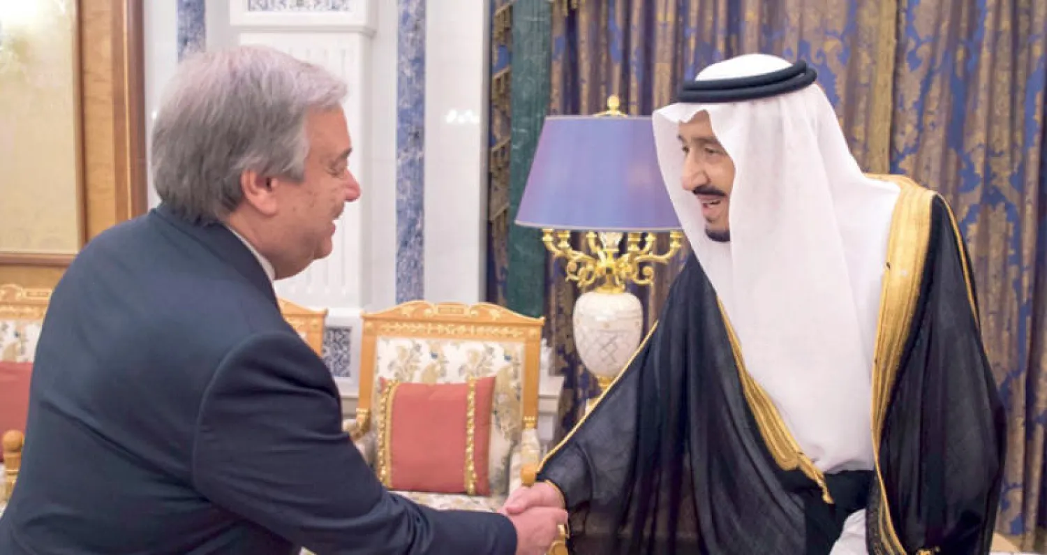 خادم الحرمين الشريفين لدى لقائه الأمين العام للأمم المتحدة في الرياض أمس (واس)