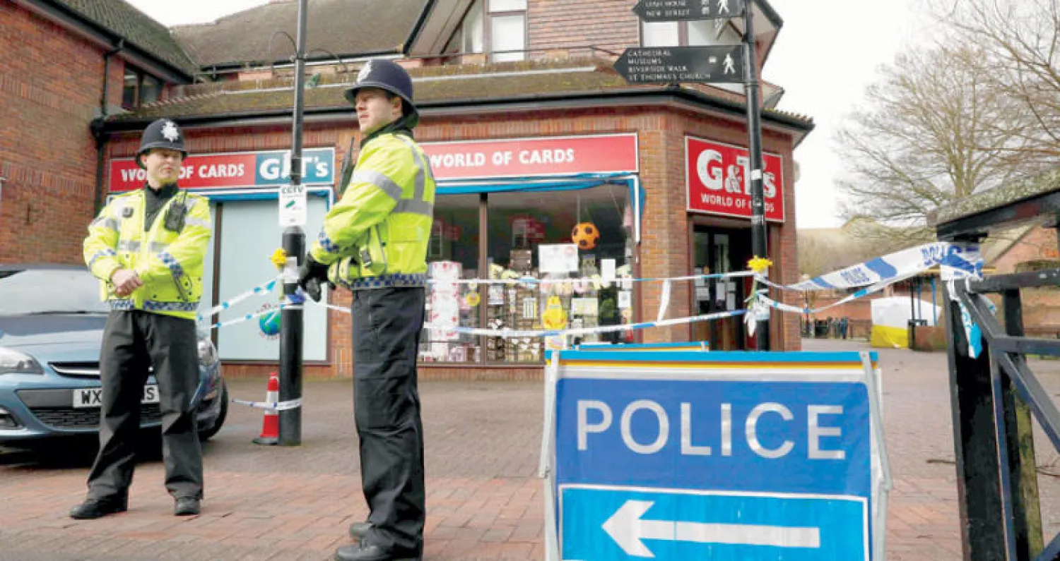 صورة أرشيفية لشرطيين بريطانيين في موقع العثور على سكريبال في سالزبيري (أ.ف.ب)