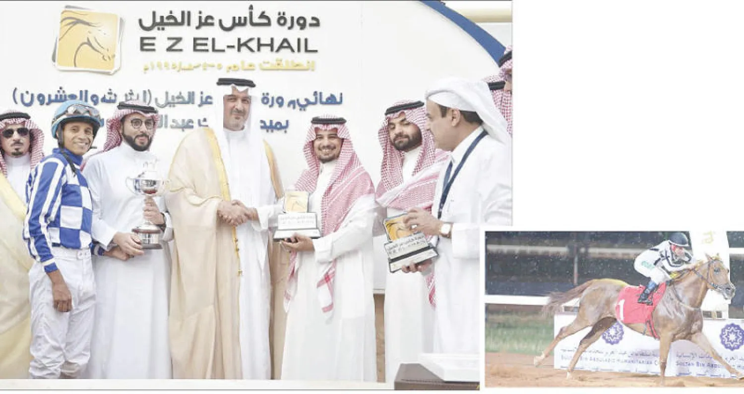سباق {كأس عز الخيل} شهد تنافساً محموماً («الشرق الأوسط») - الأمير بندر الفيصل خلال تتويج الفائز («الشرق الأوسط»)