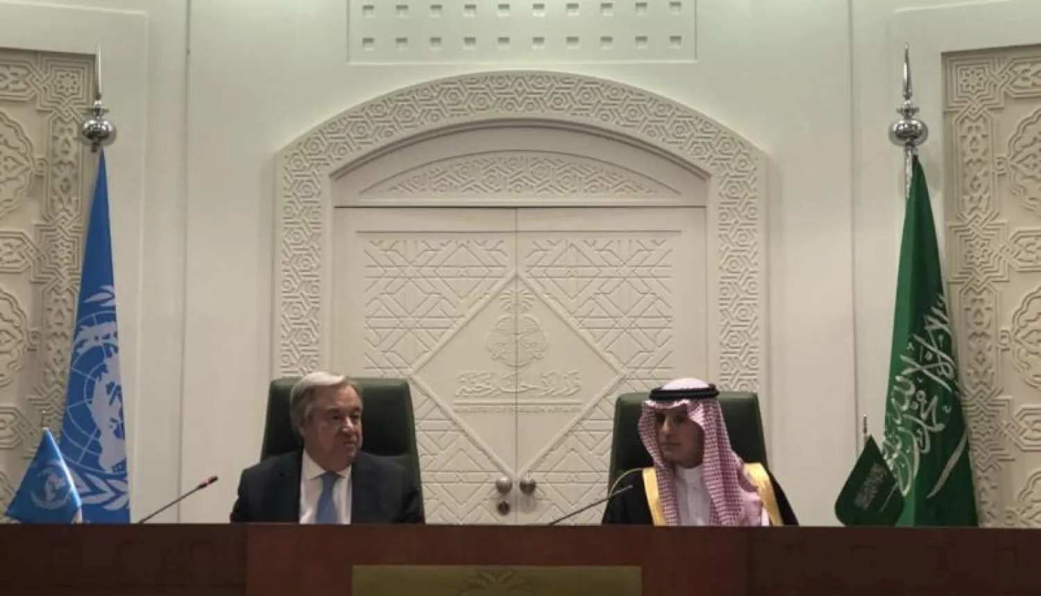 عادل الجبير وزير الخارجية السعودي خلال مؤتمر صحافي مع الأمين العام للأمم المتحدة أنتونيو غوتيريش (الخارجية السعودية)