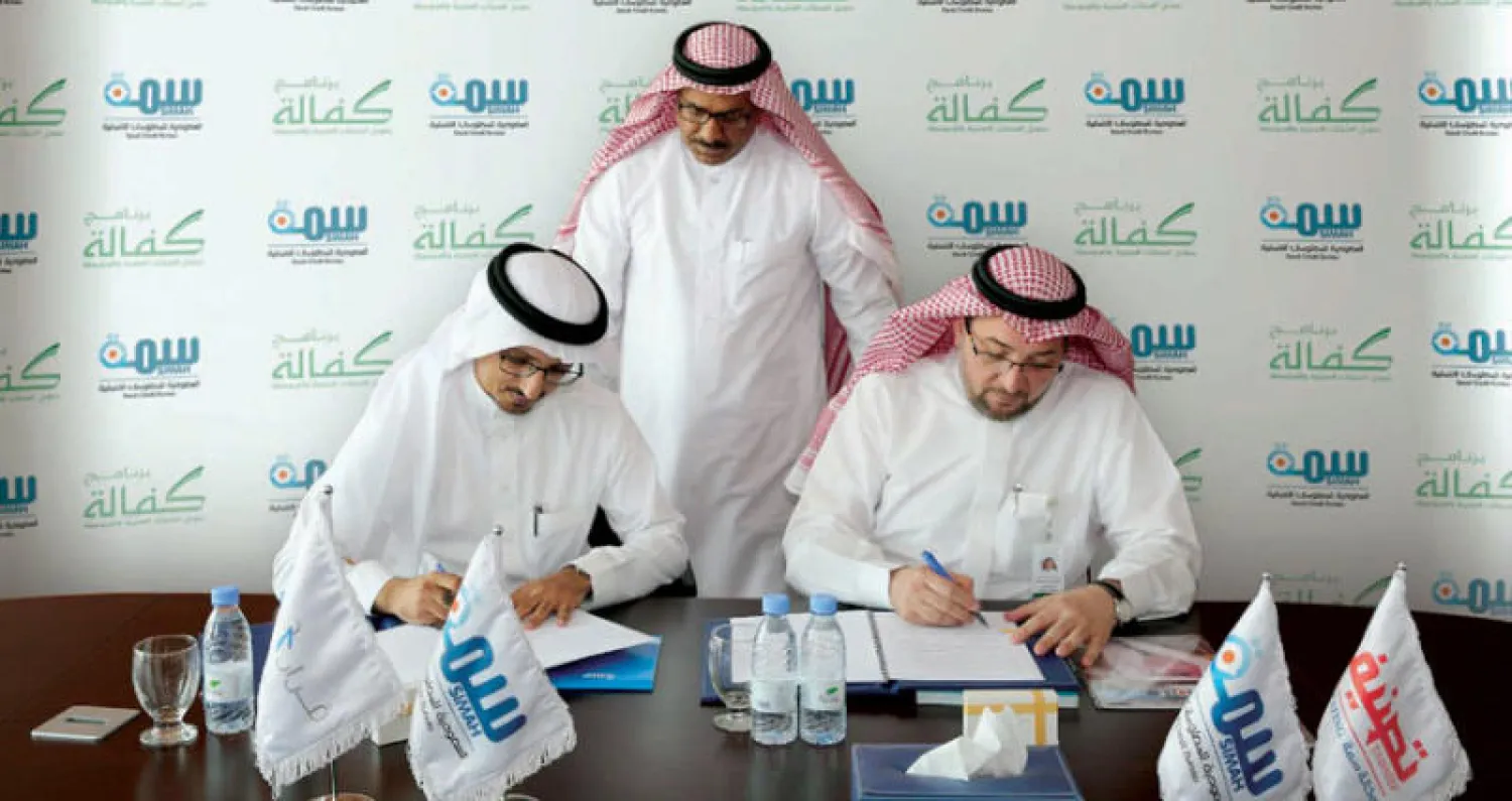 مدير {كفالة} همام بن عبد العزيز هاشم والرئيس التنفيذي لـ«سمة» سويد بن محمد الزهراني خلال توقيع الاتفاقية («الشرق الأوسط»)
