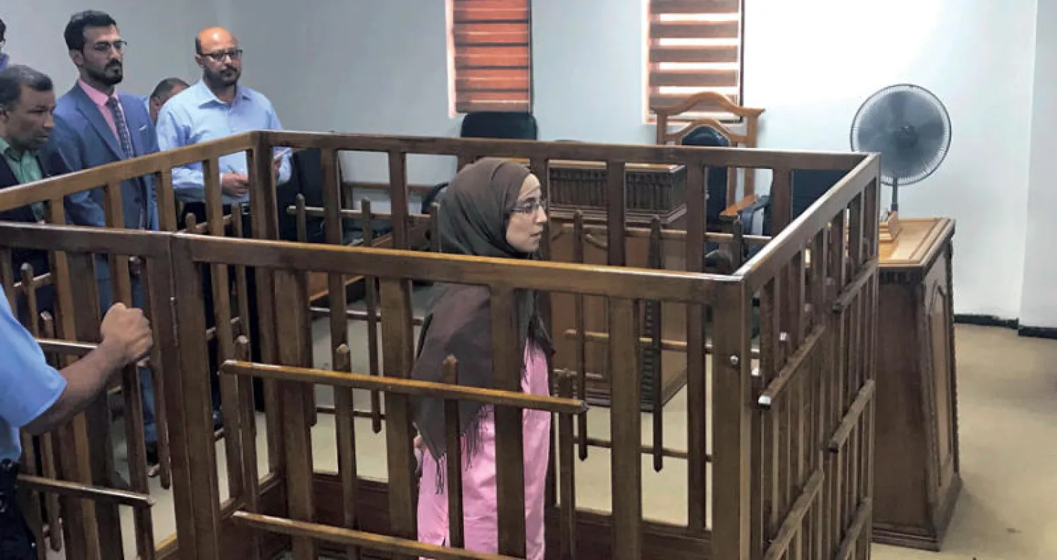 «داعشية» فرنسية خلال جلسة محاكمتها أمام محكمة بغداد المركزية أول من أمس (أ.ف.ب)