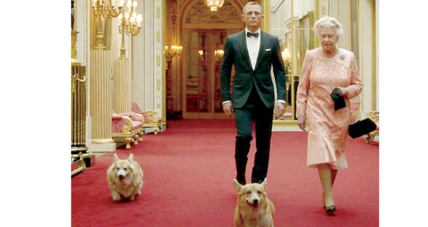 الممثل دانيال كريغ مع الملكة في قصر باكنغهام