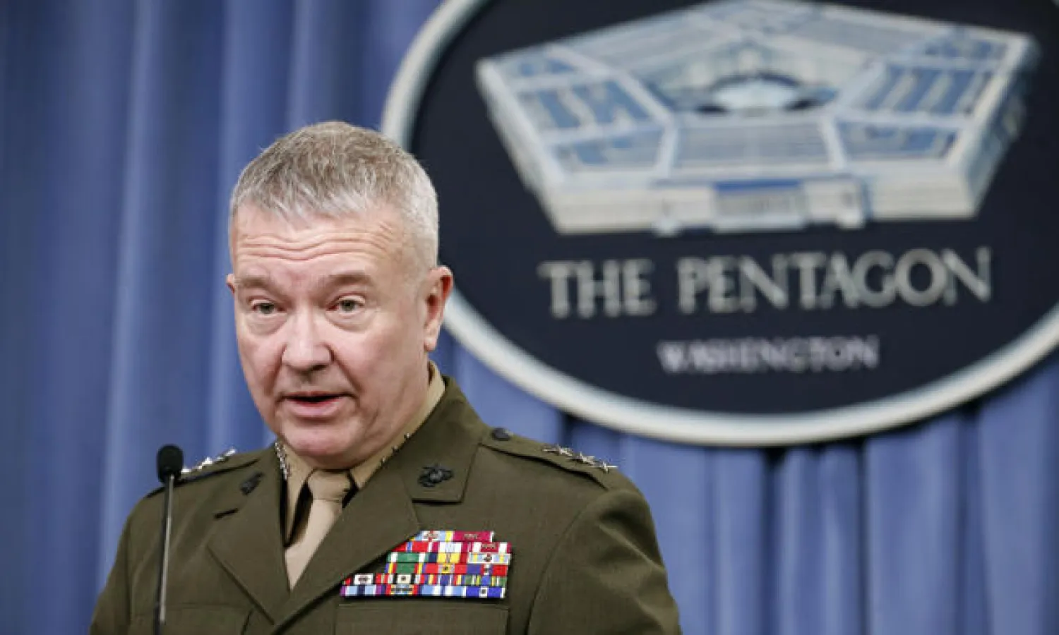 اللفتنانت جنرال كينيث ماكنزي المدير بهيئة الأركان المشتركة يتحدث لوسائل الإعلام بمقر البنتاغون (آ.ب)