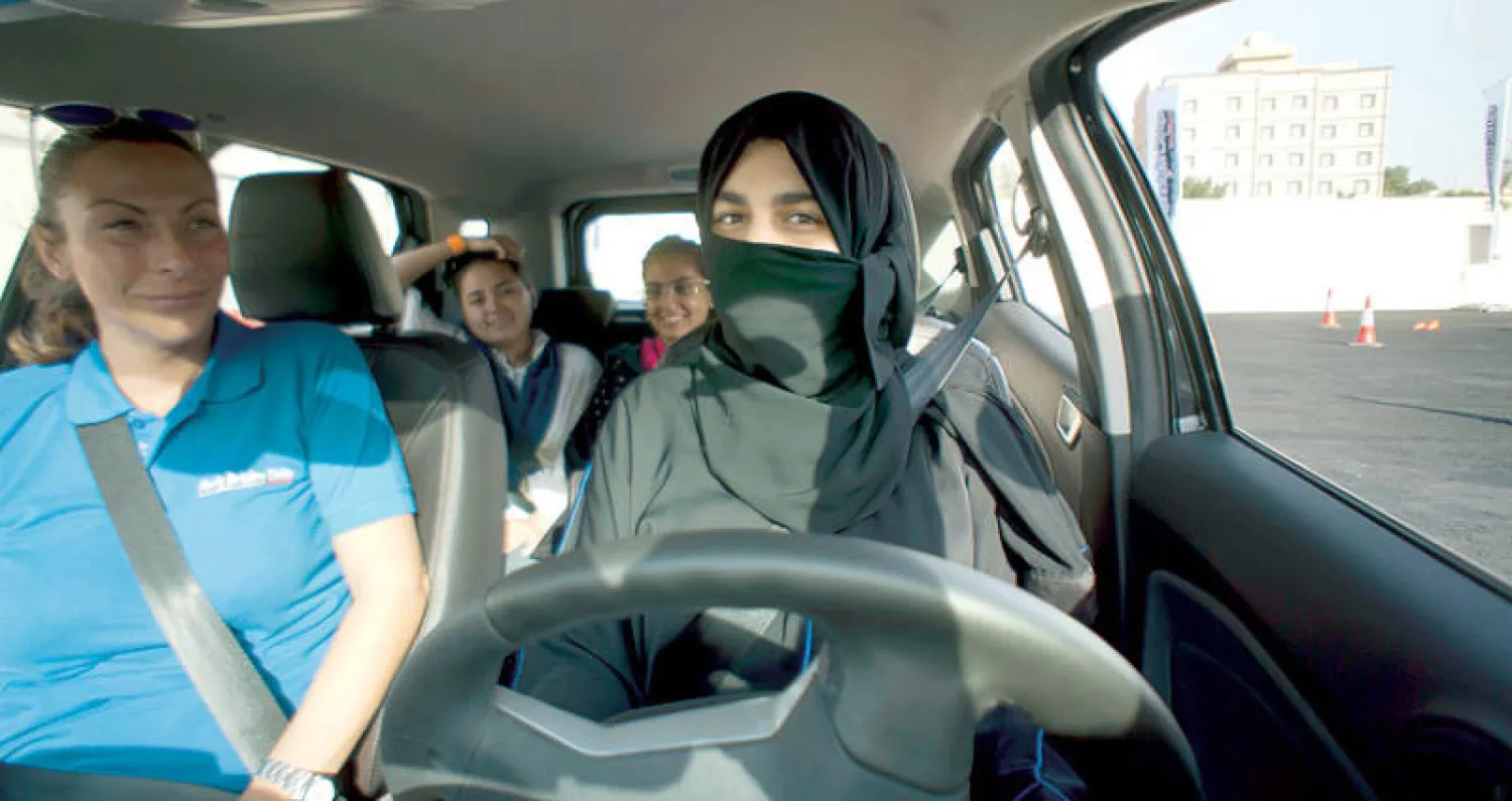 فتاة سعودية في إحدى دورات التدريب لقيادة السيارات التي أقيمت أخيراً في جدة (الشرق الأوسط)