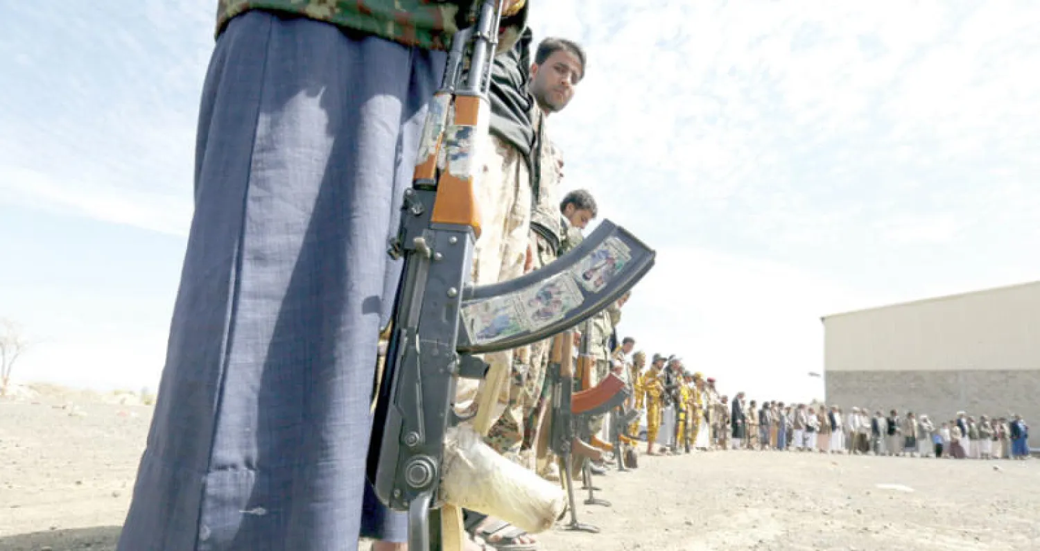 تجمع حوثي للاستعراض بالأسلحة في صنعاء (إ.ب.أ)