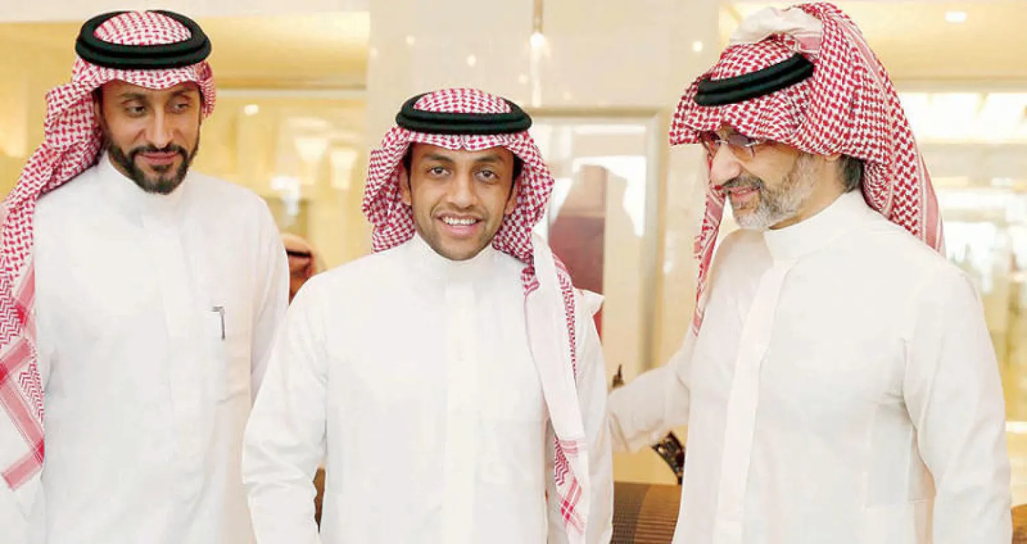 الأمير الوليد بن طلال وإلى جانبه الشلهوب والجابر خلال استقباله لاعبي الهلال بمناسبة تحقيق الدوري («الشرق الأوسط»)