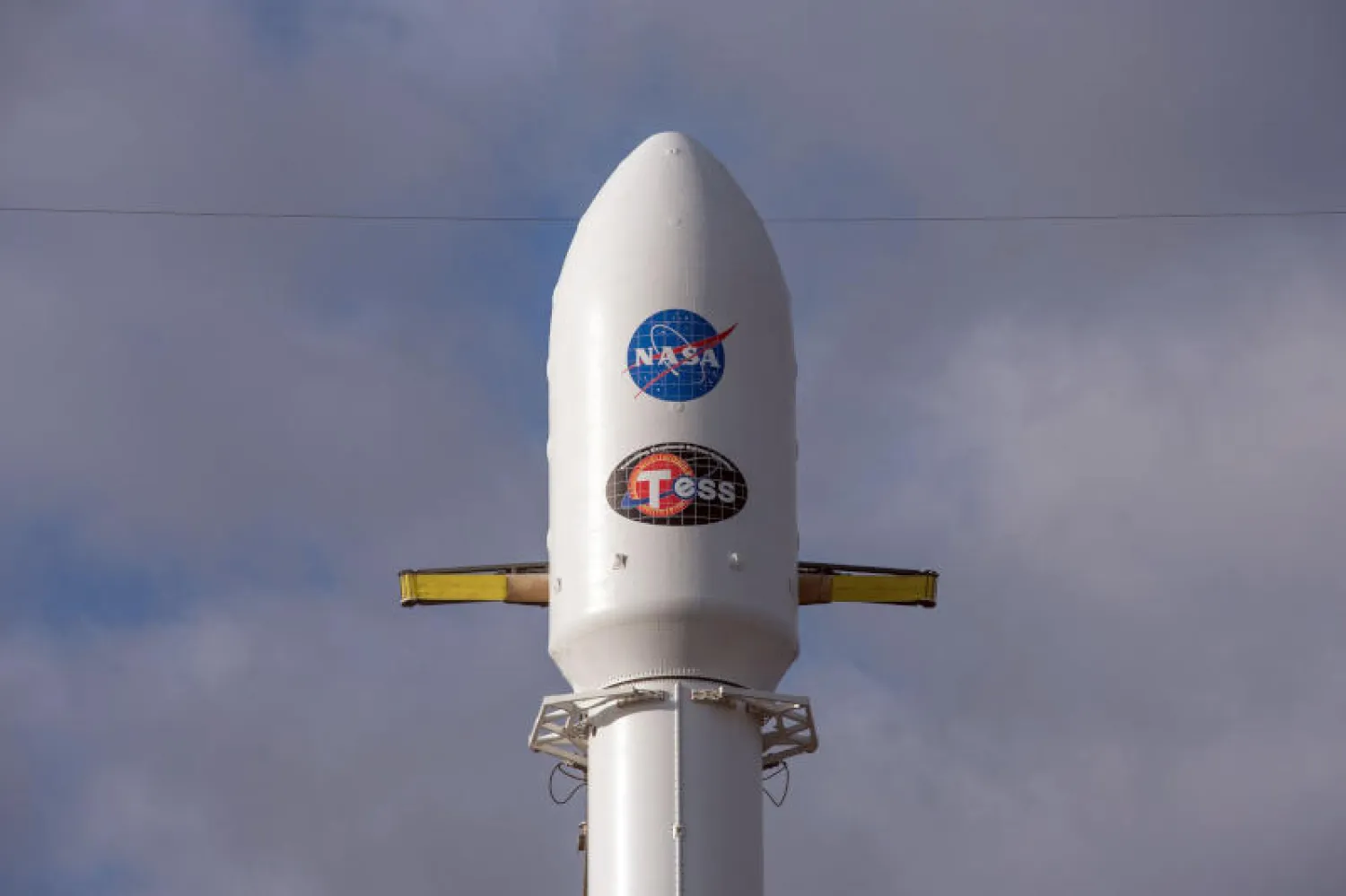 القمر الصناعي أطلق باتجاه الفضاء فوق صاروخ «فالكون 9» (أ.ب)