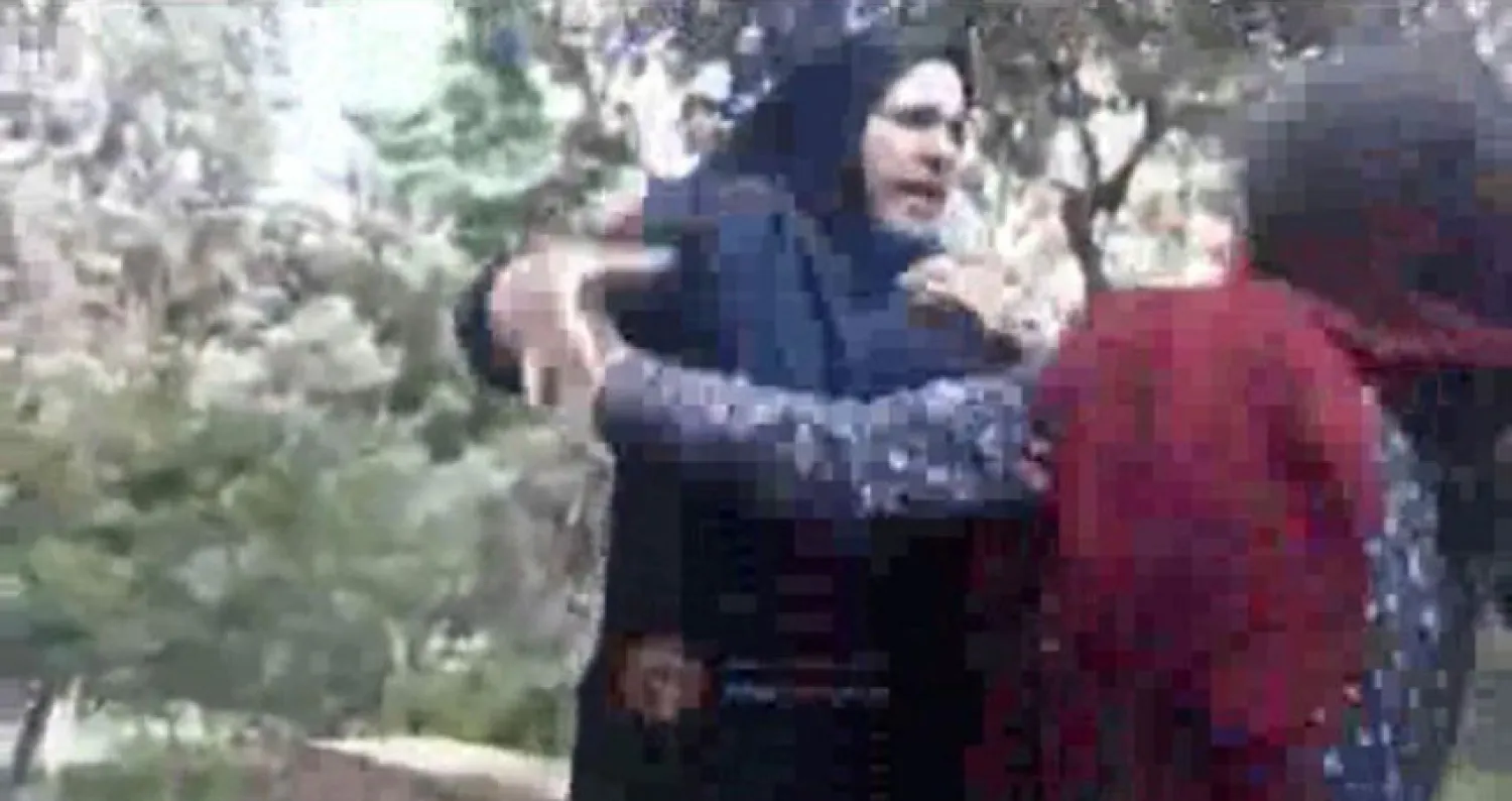 صورة من مقطع متداول في شبكات التواصل الاجتماعي لتعرض فتاة إيرانية للضرب على يد عناصر الشرطة